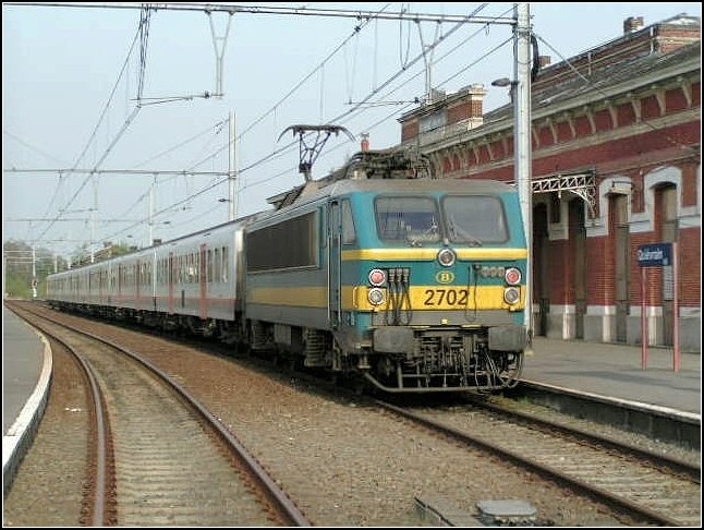 E-Lok 2702 wartet am 13.04.07 mit ihren M 4 Wagen im Bahnhof von Quivrain auf die Abfahrt nach Lige Guillemins. (Hans)
