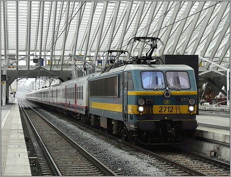 E-Lok 2712 mit M 4 Wagen stand am 12.09.08 als IR nach Quivrain abfahrtbereit im Bahnhof Lige Guillemins, whrend E-Lok 2226 als Schublok am Ende des Zuges angehngt wurde. (Jeanny)