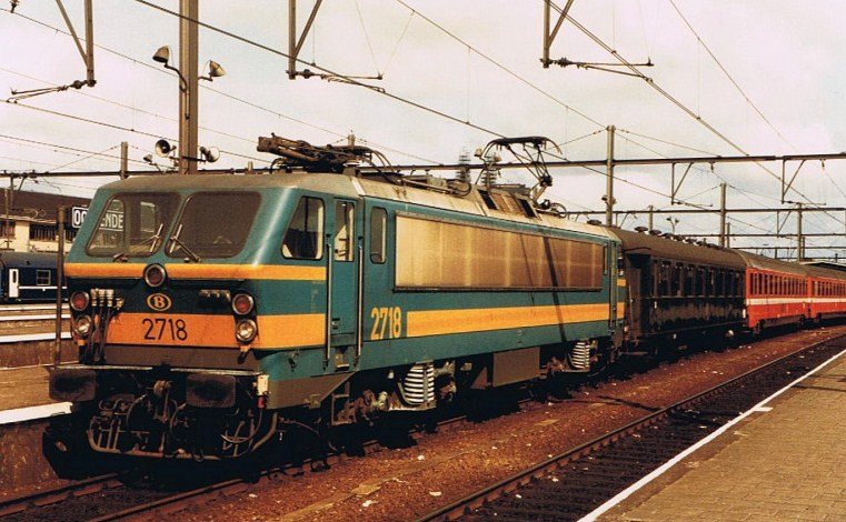 E-Lok 2718 mit IC 319 nach Bruxelles - K�ln am 28. Juni 1984 in Oostende. 
(Gescanntes Foto)