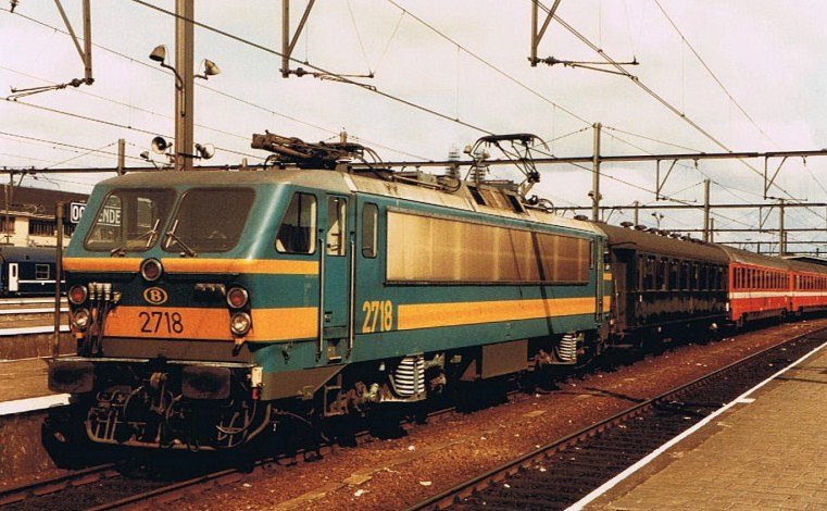E-Lok 2718 mit IC 319 nach Bruxelles - Kln am 28. Juni 1984 in Oostende. 
(Gescanntes Foto)