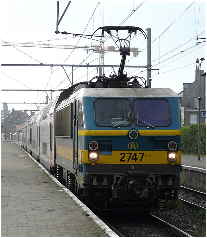 E-Lok 2747 hat am 13.09.08 das in Br�gge abgekuppelte Teilst�ck des ICs aus Br�ssel nach Blankenberge gebracht. Bis Br�gge besteht dieser Zug aus 2 solchen Teilen (E-Lok BR27 mit M 6 Wagen), nach der Trennung in Br�gge f�hrt das andere Teilst�ck nach Knokke. (Jeanny)