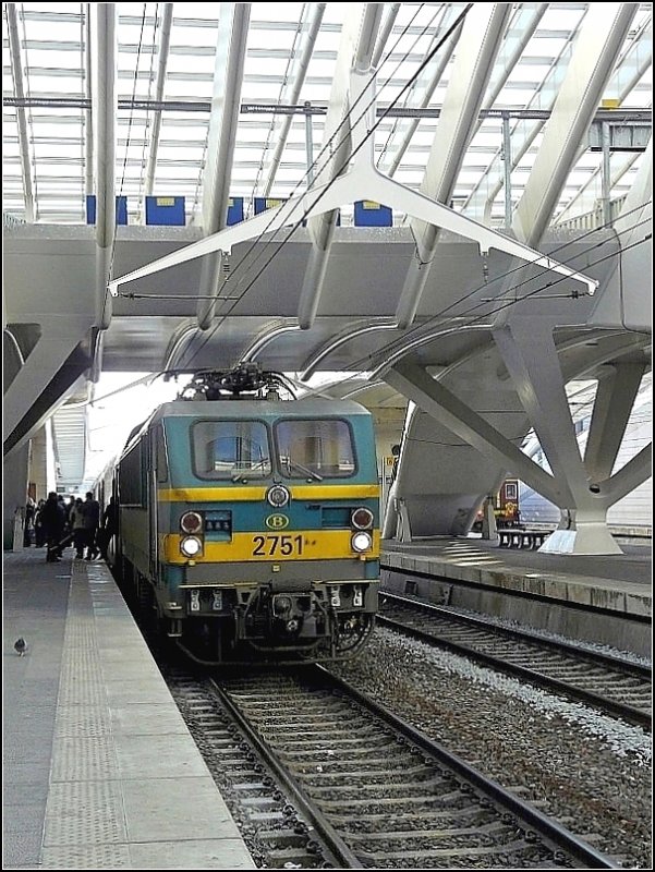 E-Lok 2751 fotografiert am 27.12.08 im Bahnhof Lige Guillemins mit der obligaten Taube auf dem Bahnsteig. (Jeanny)