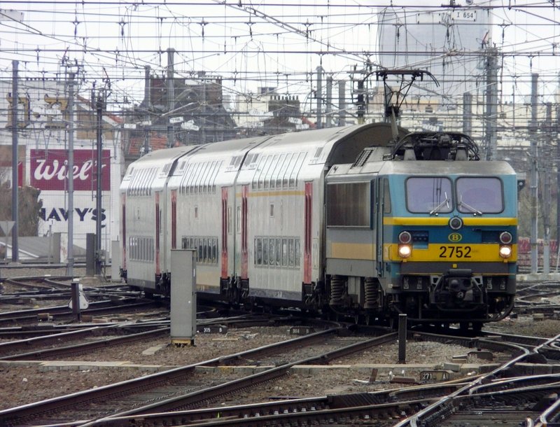 E-Lok 2752 fhrt am 09.03.08 mit Dostos in den Bahnhof Bruxelles Midi ein. Man knnte meinen, dies sei ein ganz banaler Zug...