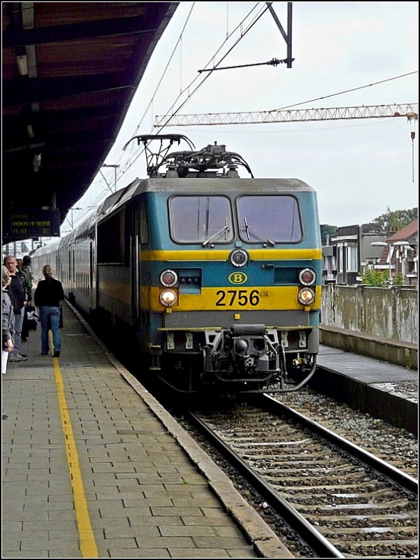 E-Lok 2756 an der Spitze des Doppelzuges nach Knokke resp. Blankenberge fhrt am 12.09.08 in den Bahnhof Gent St Pieters ein, erst in Brgge wird der Zug getrennt, um zu den respektiven Destinationen weiterzufahren. (Jeanny)