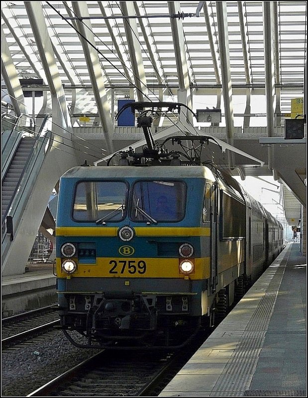 E-Lok 2759, alle Stromabnehmer oben, fhrt am 27.12.08 mit ihrem M 6 Wagen aus dem Bahnhof Lige Guillemins aus in Richtung Nordseekste. (Jeanny)