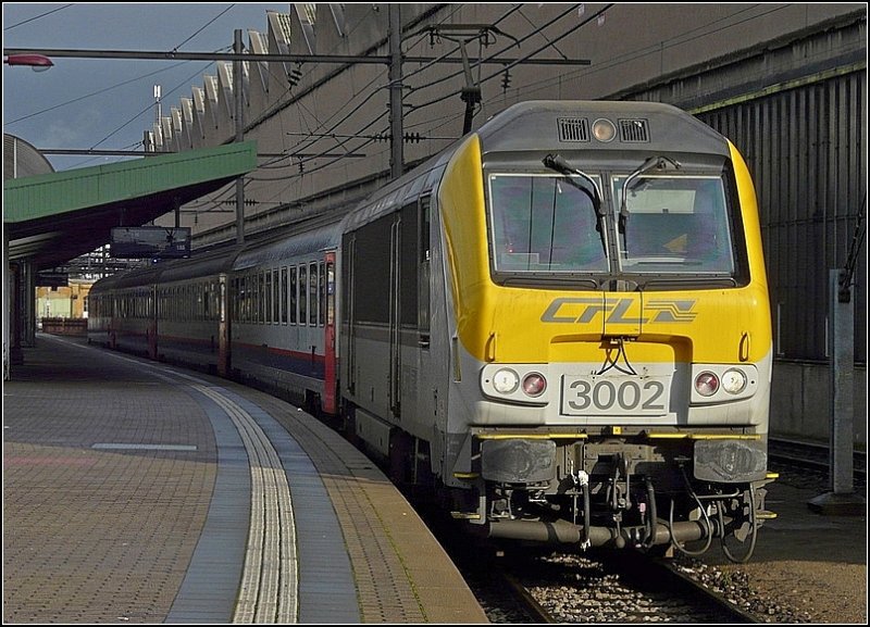 E-Lok 3002 hat am 19.12.08 ihren Zug von Liers nach Luxemburg gebracht und steht im Bahnhof von Luxemburg zur Abfahrt aufs Abstellgleis bereit. (Jeanny)