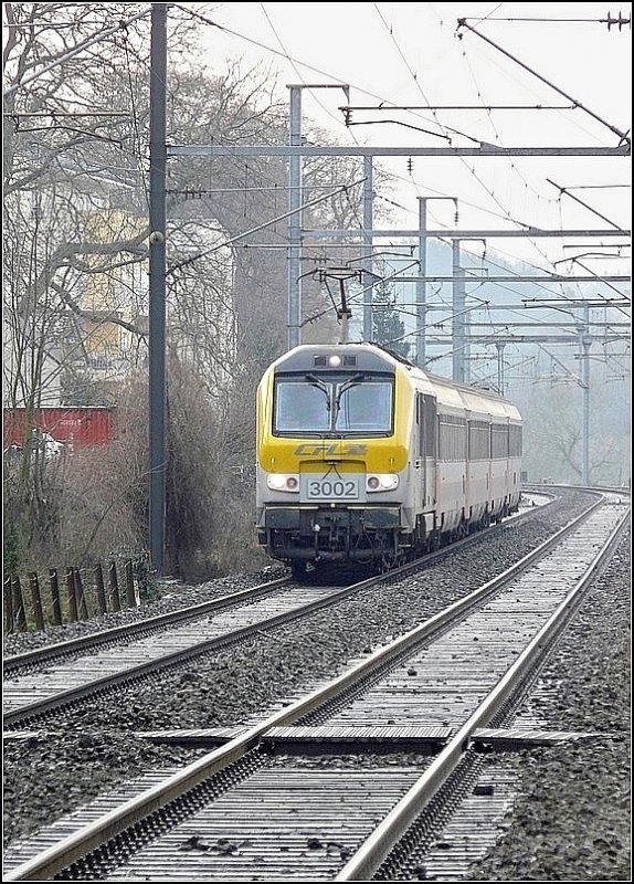 E-Lok 3002 mit dem IR 112 nach Liers am Haken befhrt am 14.12.08 den gefrorenen Schienenabschnitt in Schieren. (Jeanny)