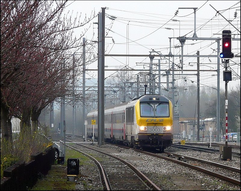 E-Lok 3003 fhrt am 11.04.08 mit SNCB Wagen aus Richtung Lttich in den Bahnhof von Mersch ein. 