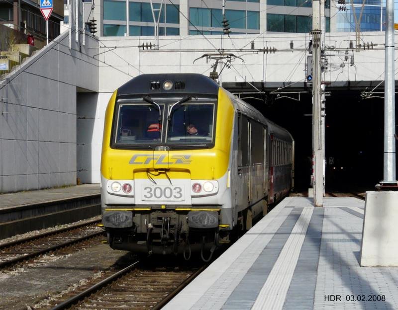 E-Lok 3003 mit Zug IR 115, aus Lttich kommend, verlsst die Unterfhrung und kommt im Bahnhof von Luxemburg an. Heute hatte der Zug fast doppelte Zuglnge, 7 anstatt sonst 4 Wagen an diesem Sonntagnachmittag. 03.02.08  