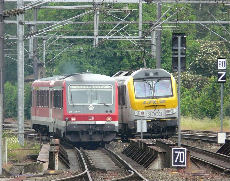 E-Lok 3003 musste warten, bis der DB Diesel Triebzug 628/928 455-8 den Bahnhof von Ettelbr�ck in Richtung Luxemburg verlassen hatte, um �ber das freie Gleis wieder an die Spitze ihres Zuges nach L�ttich zu gelangen. 07.06.08