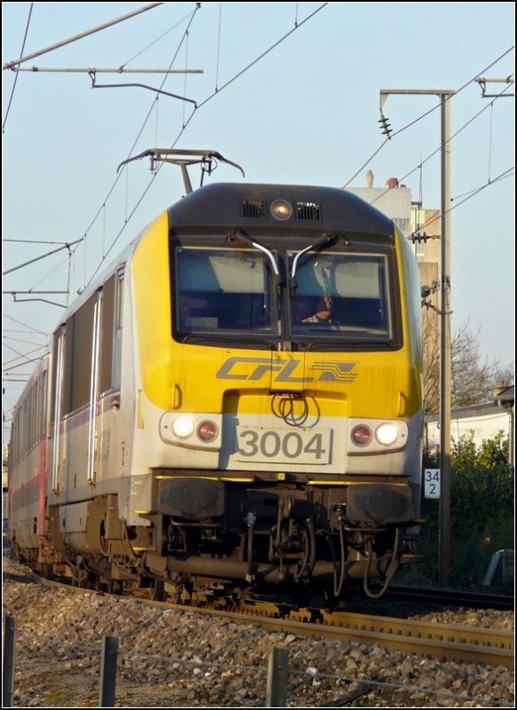 E-Lok 3004 fhrt am 28.12.08 mit ihren belgischen Wagen als IR 117 kurz hinter Mersch in Richtung Luxemburg an mir vorbei. (Jeanny)