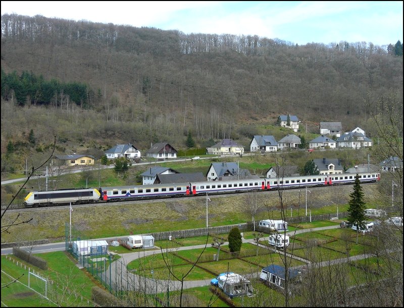 E-Lok 3004 mit SNCB Wagen aus Lttich fhrt in Richtung Luxemburg. Dieses Foto wurde am 20.04.08 in Clervaux gemacht.