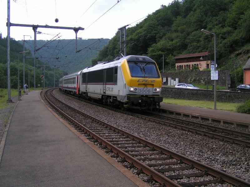 E-Lok 3006 durchfhrt den Bahnhof Goebelsmhle in Richtung Ettelbrck. 09.06.07