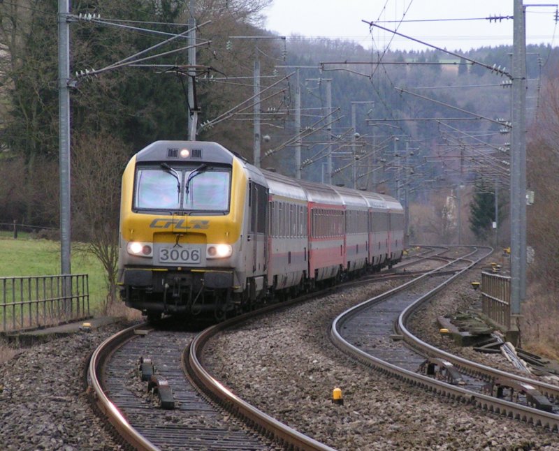 E-Lok 3006 mit IR 115 in der Nhe von Wilwerwiltz aus Richtung Troisvierges am 11.12.07.