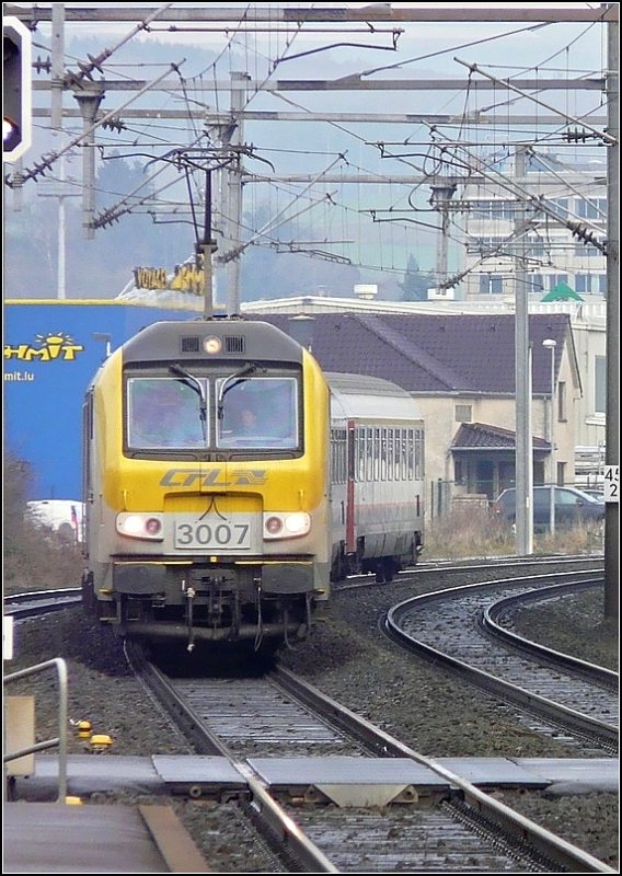 E-Lok 3007 kommt mit IR 113 aus Liers und braust am 14.12.08 ohne zu halten durch den Bahnhof von Schieren. (Jeanny)