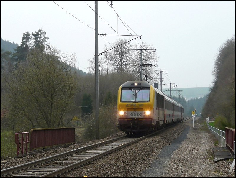 E-Lok 3008 kommt aus Lttich und befhrt einen der seltenen geraden Streckenabschnitte zwischen Troisvierges und Maulusmhle am 23.04.08.