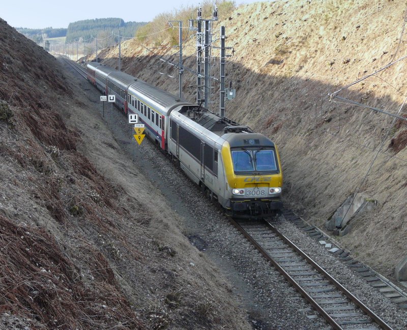 E-Lok 3008 mit IR 119 aus Richtung Gouvy passiert an dieser Stelle die Grenze zwischen Belgien und Luxemburg am 23.02.08