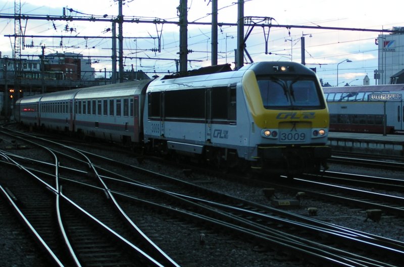 E-Lok 3009 fhrt mit Zug aus Richtung Hollerich im Bahnhof von Luxemburg ein, um nach kurzem Halt die Reise nach Lttich als IR 118 fortzusetzen. 11.12.07
