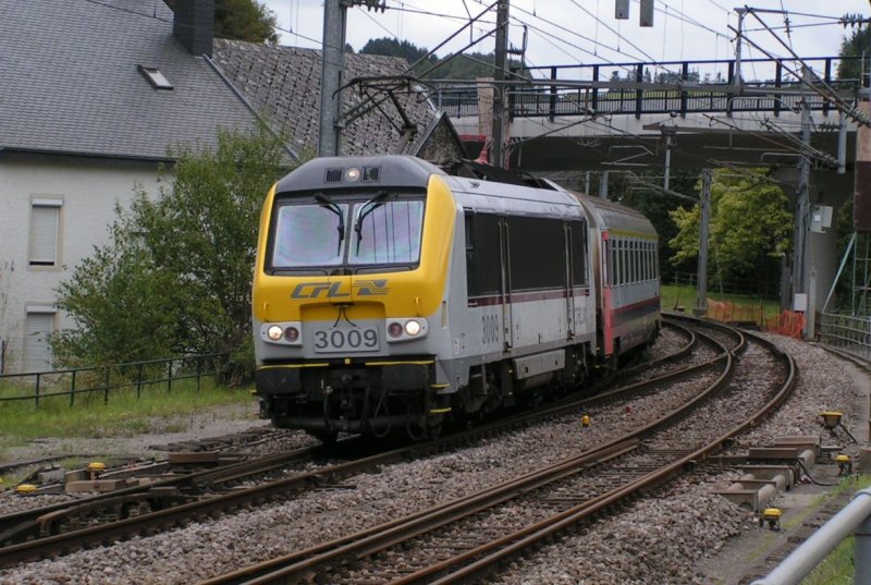 E Lok 3009 legt sich in die Kurve beim Bahnhof von Troisvierges am 09.09.07 gegen 14 Uhr 20. 
