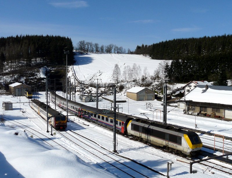 E-Lok 3010 fhrt mit IR 117 aus Richtung Lttich in den Bahnhof von Troisvierges ein. Am Osterwochenende ist fr diesen Zug hier Endstation. 23.03.08