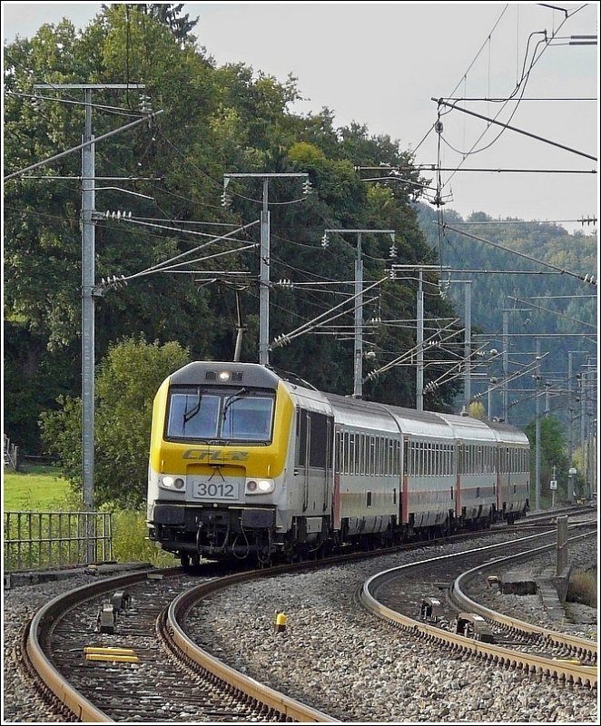 E-Lok 3012 mit SNCB I 6 Wagen kommt als IR 119 aus Liers und erreicht mit 10 minutiger Versptung am 04.10.08 die Haltestelle Wilwerwiltz.  (Jeanny)