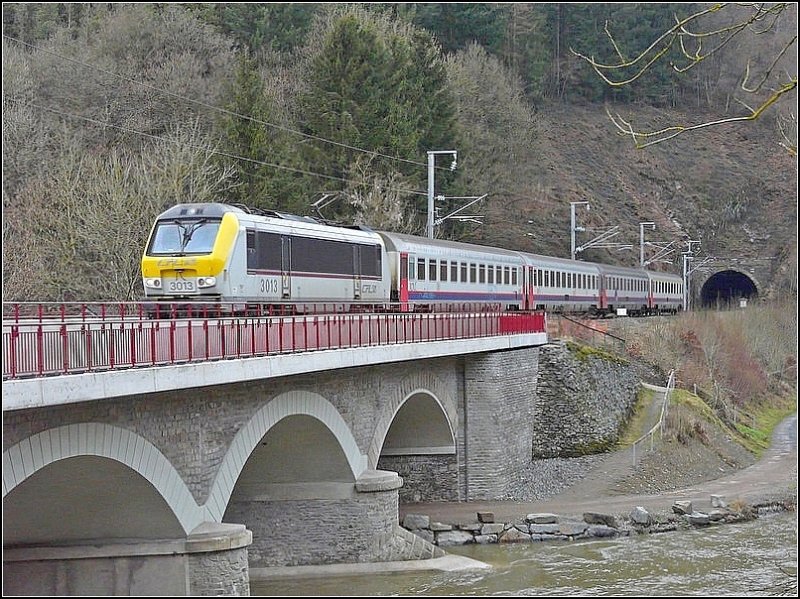 E-Lok 3013 hat am 24.01.09 mit ihrer belgischen Zuggarnitur den Tunnel vor Michelau verlassen und fhrt ber die runderneuerte Sauerbrcke in Richtung Luxemburg. (Jeanny)