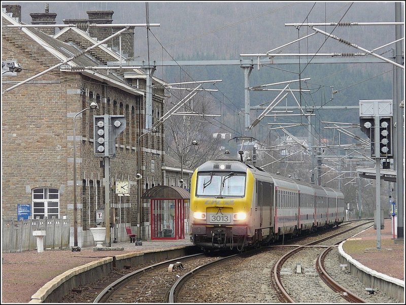 E-Lok 3013 kommt am 14.03.09 aus Liers und fhrt in den Bahnhof von Trois-Ponts ein. (Jeanny)