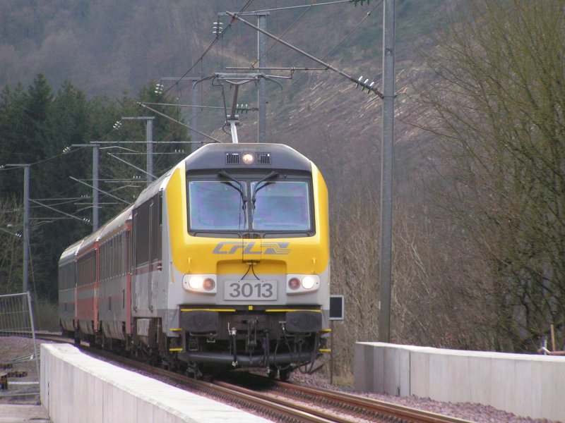 E-Lok 3013 mit IR 114 aus Luxemburg kommend in Richtung Lttich bei der runderneuerten Brcke ber die Sauer bei Michelau. 15.12.07 