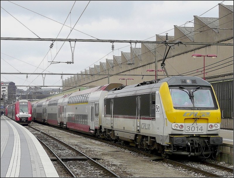 E-Lok 3014 verlsst mit ihren DoStos den Bahnhof von Luxemburg in Richtung Abstellplatz, whrend hinten der Triebzug 2205 auf die Abfahrt nach Nancy wartet. 24.02.09 (Jeanny)
