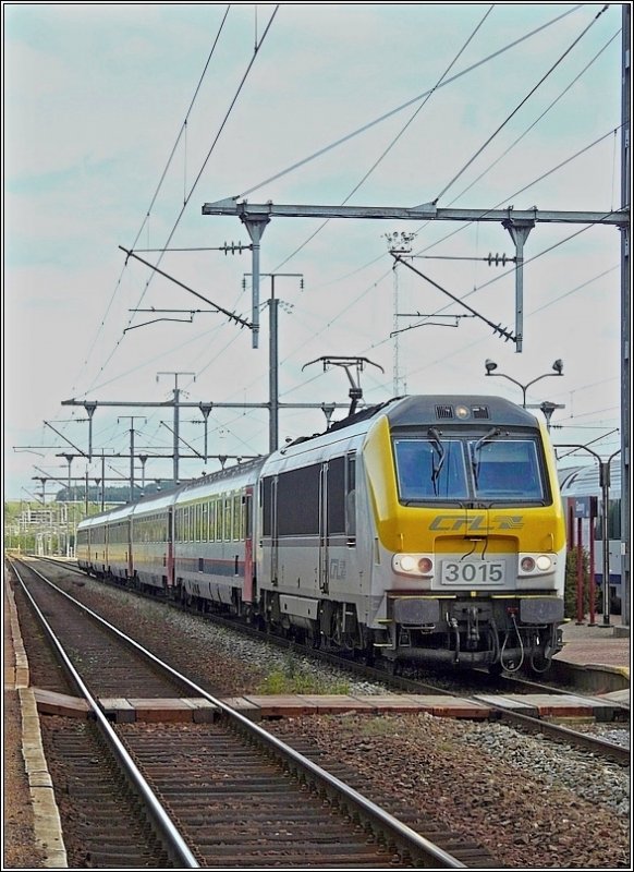 E-Lok 3015 mit belgischer I 6 Zuggarnitur kommt am 14.09.08 aus Luxemburg und fhrt in den Bahnhof von Gouvy ein, um spter ihre Reise nach Liers fortzusetzen. (Jeanny)