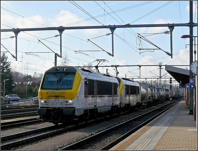 E-Lok 3016, zusammen mit einer Schwesterlok, zieht am 19.12.08 einen gemischten Gterzug durch den Bahnhof von Ptange. (Hans)