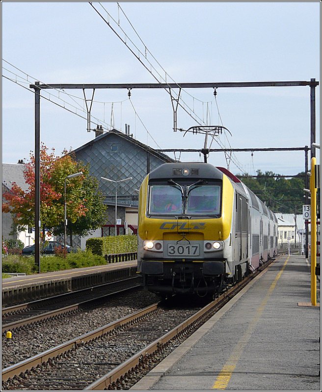 E-Lok 3017 kommt mit Dostos am 21.09.08 an der Haltestelle Capellen an, um kurze Zeit spter ihre Fahrt nach Kleinbettingen fortzusetzen. (Jeanny)