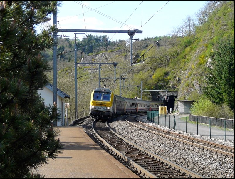 E-Lok 3017 mit SNCB Wagen aus Richtung Lttich kommend, hat soeben den Tunnel Kirchberg verlassen und fhrt in den Bahnhof von Kautenbach ein. 03.05.08