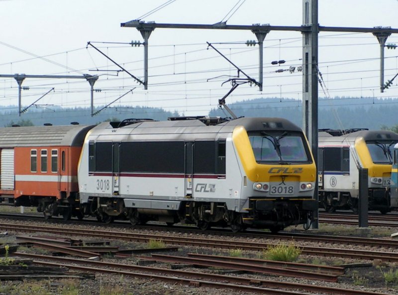 E-Lok 3018 aus Troisvierges (L) kommend, vor der Ankunft in Gouvy (B). 31.07.04
