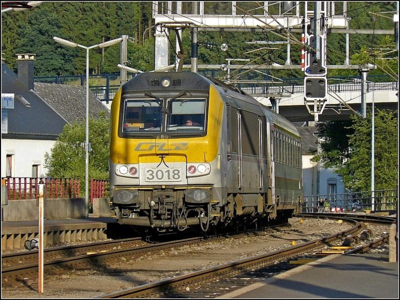 E-Lok 3018 kommt am 30.06.08 mit ihren belgischen Wagen im Bahnhof Troisvierges an. (Hans)