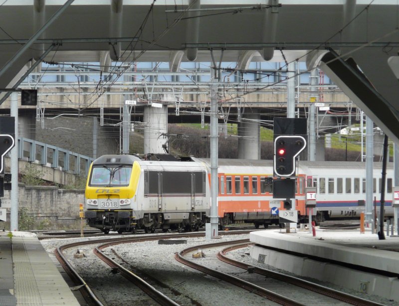 E-Lok 3018 kommt mit Zug IR 117 aus Richtung Liers im Bahnhof Lige Guillemins eingefahren und setzt nach kurzem Halt die Reise nach Luxemburg fort. 09.03.08