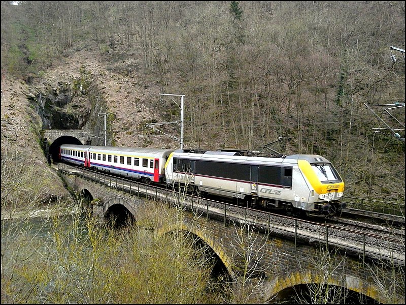 E-Lok 3018 mit belgischer Zuggarnitur hat den Tunnel  Fischterhaff  verlassen und befhrt die Sauerbrcke in der Nhe von Goebelsmhle am 11.04.08.