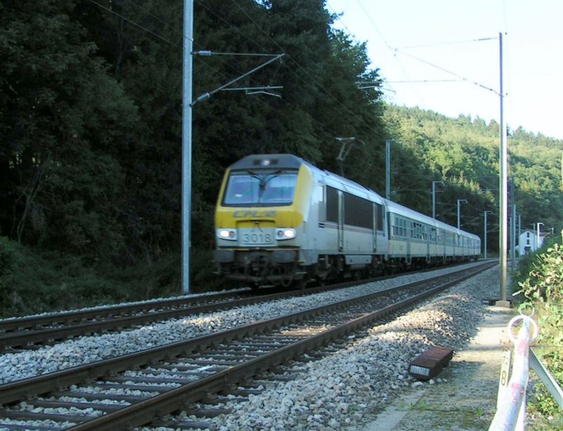 E-Lok 3018 rauscht in der Nhe von Mecher aus Richtung Clervaux an mir vorbei. 06.09.2004