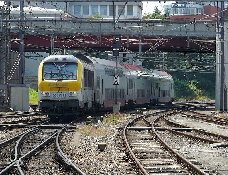 E-Lok 3019 mit Dostos kommt am 08.06.08 aus Kleinbettingen und fhrt in den Bahnhof von Luxemburg ein.