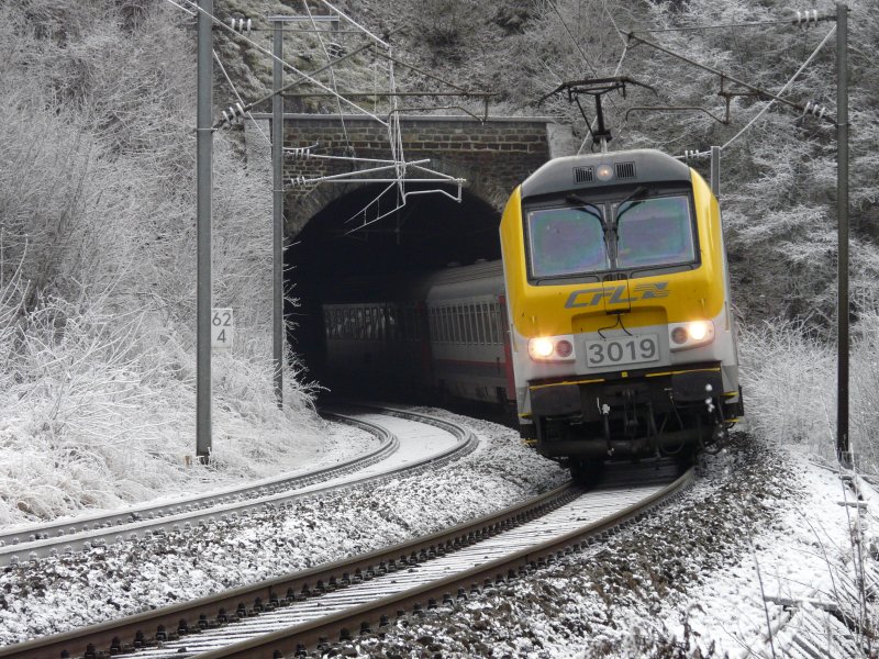 E-Lok 3019 mit Zug verlsst den Tunnel  Kirchberg  oberhalb des Bahnhofs von Kautenbach in Richtung Clervaux. 25.12.07
