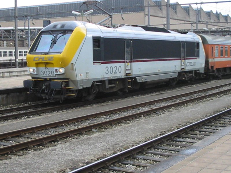 E-Lok 3020 kurz vor der Abfahrt nach Lttich am 02.09.04 im Bahnhof von Luxemburg.