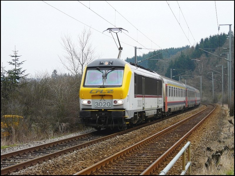 E-Lok 3020 mit belgischer Zuggarnitur durchfhrt die Ortschaft Enscherange in Richtung Lttich am 10.04.08.