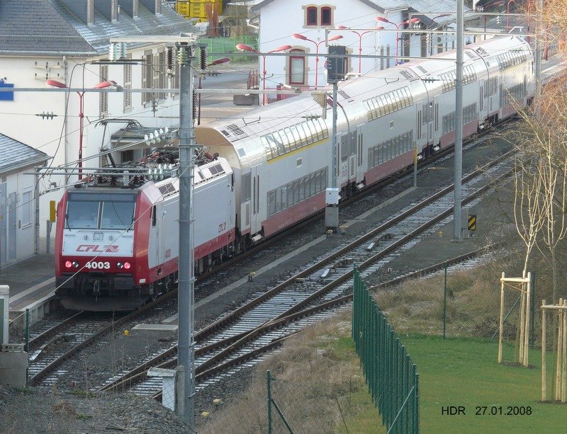 E-Lok 4003 schiebt den Zug RB 3209 in den Endbahnhof Wiltz ein. 27.01.08  