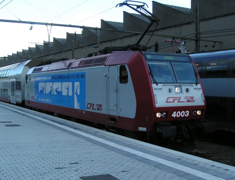 E-Lok 4003 wird in Krze den Bahnhof von Luxemburg in Richtung Athus verlassen. 11.12.07
