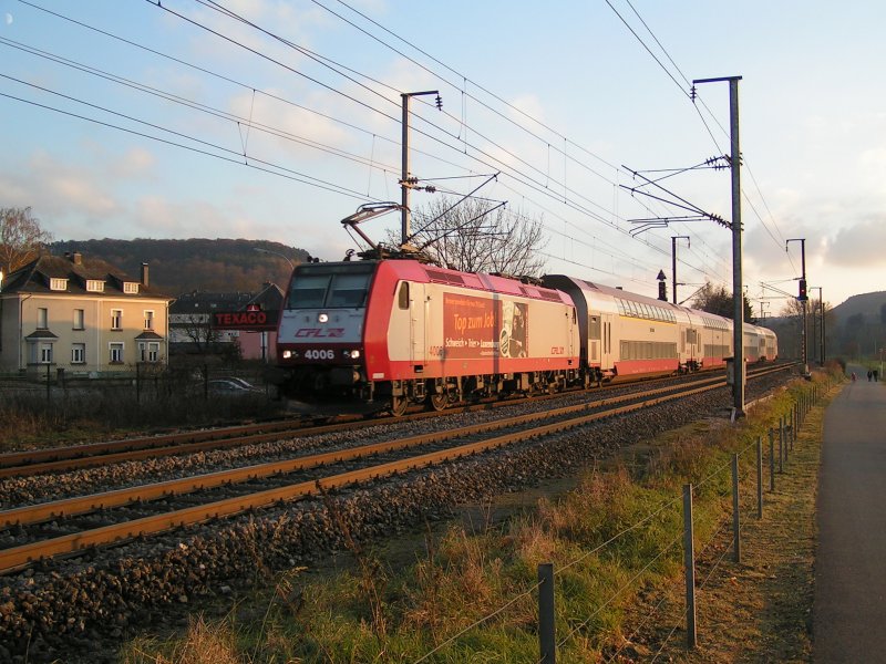 E-Lok 4006 mit RB 3215 aus Richtung Luxemburg in der N�he von Mersch aufgenommen am 18.11.07.