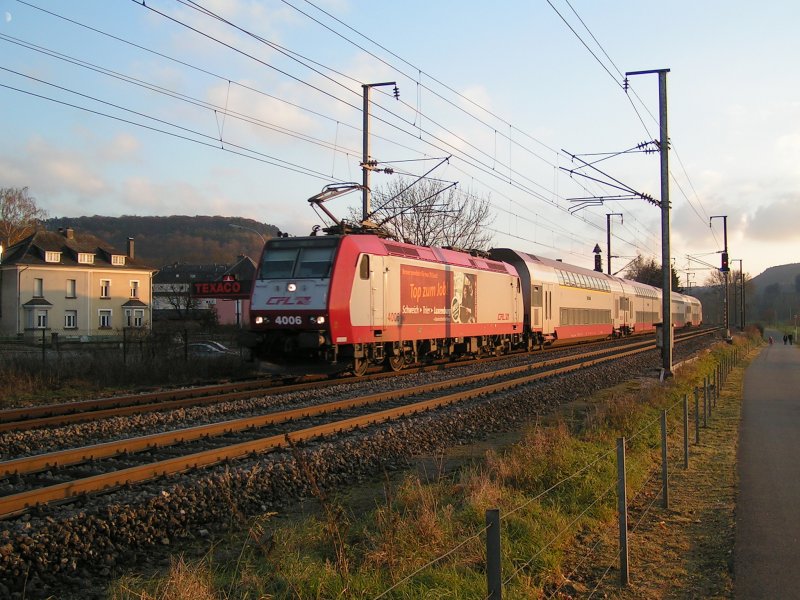 E-Lok 4006 mit RB 3215 aus Richtung Luxemburg in der Nhe von Mersch aufgenommen am 18.11.07.