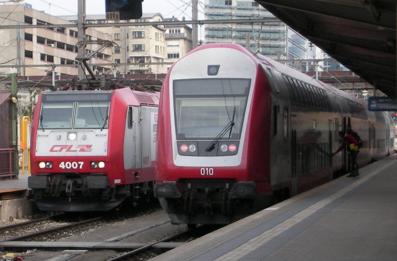 E-Lok 4007 ist aus Ettelbrck angekommen, Steuerwagen 010 fungiert als Schlusslicht fr den Zug Richtung Troisvierges. Foto aufgenommen im Bahnhof von Luxemburg am 05.11.07.