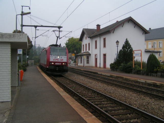 E-Lok 4007 bei der Einfahrt in den Bahnhof von Wilwerwiltz am 17.09.06.