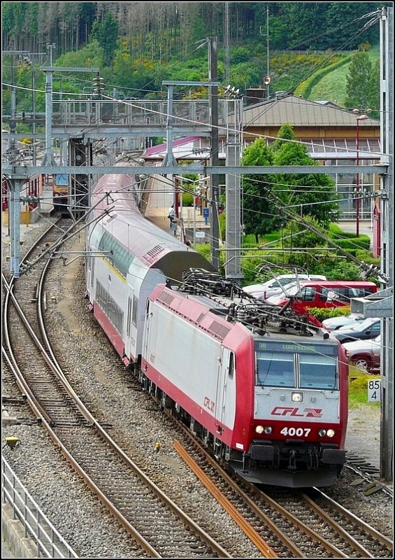 E-Lok 4007 fhrt am 01.06.08 aus dem Bahnhof von Troisvierges aus und begibt sich auf ihre Reise nach Luxemburg. (Jeanny)