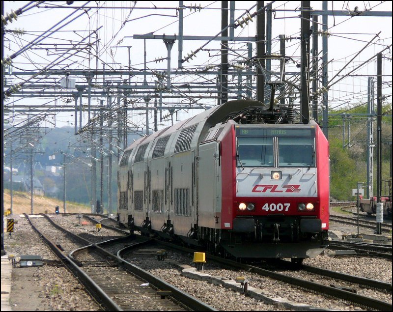 E-Lok 4007 fhrt am 27.04.08 aus Richtung Esch-sur-Alzette in den Bahnhof von Ptange ein. Links im Bild sieht man die Strecke nach Luxemburg via Dippach, welche zur Zeit zweigleisig ausgebaut wird. 